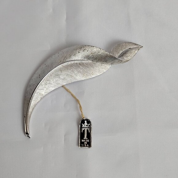 VTG Crwn Trifari Silver Leaf Brooch Pin Mid Century Modern Curved Feather Design - Picture 9 of 14